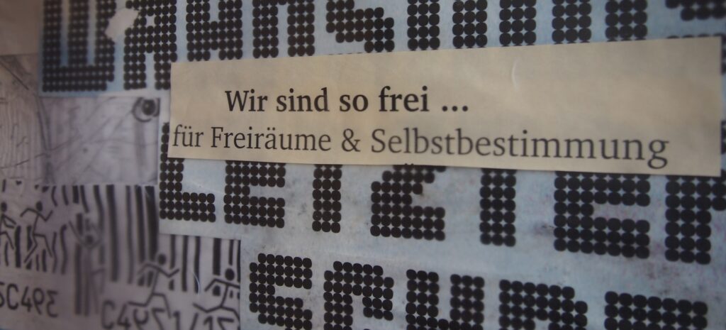 Plakat mit der Aufschrift "Wir sind so frei ... für Freiräume und Selbstbestimmung"